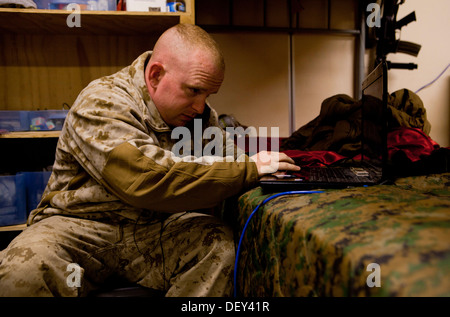 CPL James Register, eine Marine mit Combat Logistik-Regiment 2, Regional Command (Südwesten), Zeichen in die Internet-Video-Konto auf seinem Computer im Camp Leatherneck, Provinz Helmand, Afghanistan, bevor Sie einen Video-Chat mit seiner Frau 17. September 2013. Regis Stockfoto