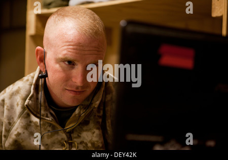 CPL James Register, eine Marine mit Combat Logistik-Regiment 2, Regional Command (Südwesten), Uhren die Auslieferung seines ersten Stockfoto