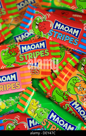 Kinder Frucht aromatisiert zähe Süßigkeiten, Maoam Stripes, in bunten Verpackungen Stockfoto