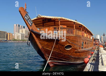 Einen alten hölzernen Dhau am Dubai Creek, Emirat von Dubai, Vereinigte Arabische Emirate Stockfoto