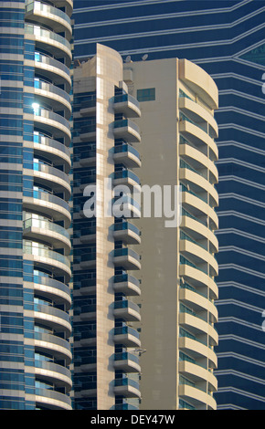Fenster und Balkone der Wolkenkratzer an der Sheikh Zayed Road, Emirat von Dubai, Vereinigte Arabische Emirate Stockfoto