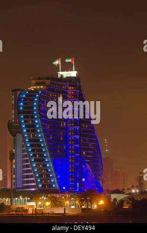 Die beleuchtete Jumeirah Beach Hotel am Jumeirah Beach in der Abenddämmerung, Emirat von Dubai, Vereinigte Arabische Emirate Stockfoto