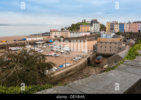 TENBY HAFEN UND NORDSTRAND BEI EBBE MIT TERRASSENFÖRMIG ANGELEGTEN REGENCY ART HÄUSER UND ANKERN BOOTE. PEMBROKESHIRE WALES UK Stockfoto