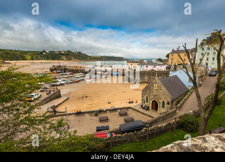 TENBY HAFEN UND NORDSTRAND BEI EBBE MIT TERRASSENFÖRMIG ANGELEGTEN REGENCY ART HÄUSER UND ANKERN BOOTE. PEMBROKESHIRE WALES UK Stockfoto