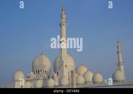 Der weiße Marmor Kuppeln und Minarette der Scheich-Zayid-Moschee, Abu Dhabi, Emirat von Abu Dhabi, Vereinigte Arabische Emirate Stockfoto