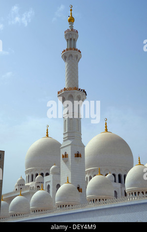 Die weißen Marmorkuppeln und Minarett der Moschee Sheikh Zayed, Abu Dhabi, Emirat von Abu Dhabi, Vereinigte Arabische Emirate Stockfoto