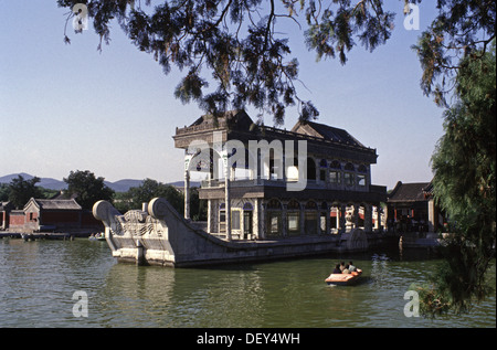 Der Marmor Boot auch als das Boot von Reinheit und Leichtigkeit am See Pavillon in Kunming See auf dem Gelände der Sommerpalast in Peking, China, bekannt. Stockfoto