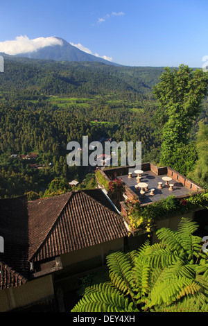 Indonesien, Bali, Mittelgebirge, Munduk, Mundu Stadt und Berglandschaft, die von den beliebten Wanderziel von Munduk gesehen Stockfoto