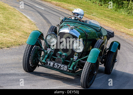 1929 Bentley 4,5 Liter mit Fahrer Ian Andrews auf dem Goodwood Festival 2013 Geschwindigkeit, Sussex, UK. Stockfoto