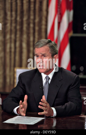 US-Präsident George W. Bush liefert seiner Fernsehansprache an die Nation, die nach den Terroranschlägen aus dem Oval Office des weißen Hauses 11. September 2001 in Washington, DC. Stockfoto