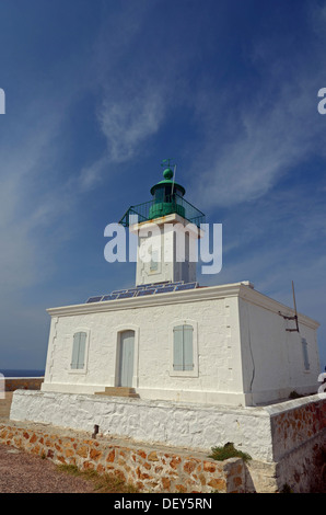 Die weißen Leuchtturm auf der Insel Ile De La Pietra in der Nähe von L'Île-Rousse unter blauem Himmel mit Wolken. L'Île-Rousse ist in Stockfoto