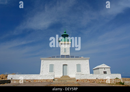 Die weißen Leuchtturm auf der Insel Ile De La Pietra in der Nähe von L'Île-Rousse unter blauem Himmel mit Wolken. L'Île-Rousse ist in Stockfoto