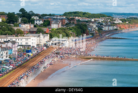 Dawlish, Devon, England. 24. August 2013. Dawlish Bahnhof, dem Stadtzentrum und überfüllten Strand in Dawlish Air Show 2013. Stockfoto