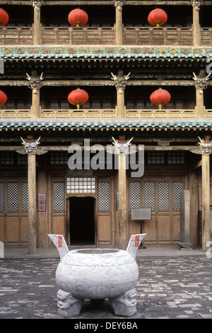 Ein Schutz Gebäude außerhalb der von 251 künstlichen Höhlen in den alten Felsen Yungang Grotten buddhistische Tempel aus dem 5. und 6. Jahrhundert in der Nähe der Stadt Datong in der Provinz Shanxi. China Stockfoto