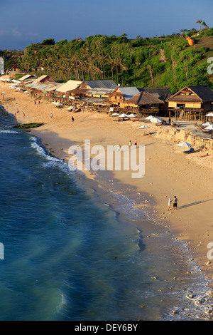 Bali, Halbinsel Bukit, Balangan Beach, ein beliebtes Backpacker und Surfer Reiseziel in Süd-bali Stockfoto