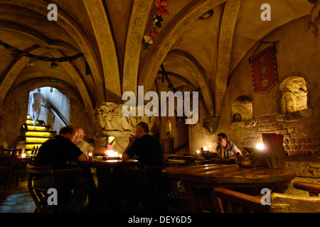 Innere des Rozengrals, ein mittelalterliches Restaurant in Riga, Lettland Stockfoto