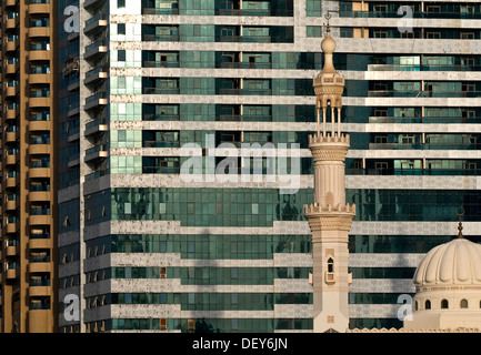 Moschee vor einem Hochhaus, Sharjah, Vereinigte Arabische Emirate, Naher Osten Stockfoto