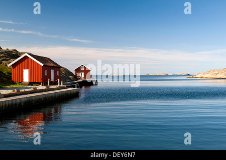 Rot aus Holz befindet sich am Meer in der Nähe von Skaerhamn, Tjoern, Schweden, Skandinavien, Europa Stockfoto