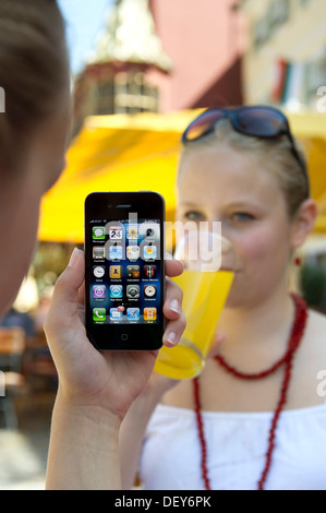 Zwei junge Frauen mit Smartphone in einem café Stockfoto
