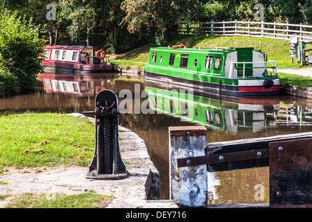 Narrowboats vertäut entlang der Monmouthshire und Brecon Canal House Schleuse in den Brecon Beacons National Park. Stockfoto