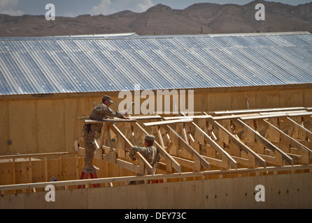 PAKTYA Provinz, Afghanistan – US Armee Sgt. Dale Fletcher, ein Soldat mit dem 149. vertikale Baukonzern, Kentucky Nationalgarde, Nägel ein Fachwerkbinders im Ort bei der Errichtung eines Gebäudes, das als Wohnräume für Soldaten auf weiter verwendet werden Stockfoto