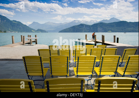 Gelbe Stühle stehen am See promenade, Weggis, Vierwaldstättersee, Kanton Luzern, Schweiz, Europa Stockfoto