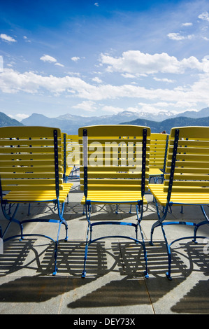 Gelbe Stühle stehen am See promenade, Weggis, Vierwaldstättersee, Kanton Luzern, Schweiz, Europa Stockfoto