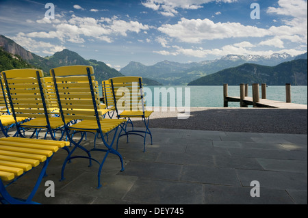 Gelbe Stühle stehen am See promenade, Weggis, Vierwaldstättersee, Kanton Luzern, Schweiz, Europa Stockfoto