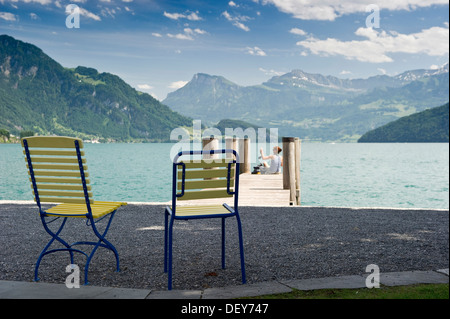 Gelbe Stühle stehen am See promenade, Weggis, Vierwaldstättersee, Kanton Luzern, Schweiz, Europa Stockfoto