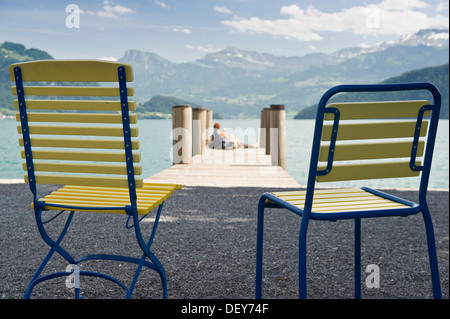 Gelbe Stühle stehen am See promenade, Weggis, Vierwaldstättersee, Kanton Luzern, Schweiz, Europa Stockfoto