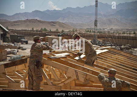 PAKTYA Provinz, Afghanistan – US Armee Sgt. Dale Fletcher (links), übergibt einen Hammer Spc. Justin Calhoun, beide Soldaten mit dem 149. vertikale Baukonzern, Kentucky Nationalgarde, beim Bau eines Gebäudes, das als Livi verwendet wird Stockfoto