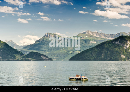 Vierwaldstätter See mit einer Insel schwimmen, Weggis, Canon von Luzern, Schweiz, Europa Stockfoto
