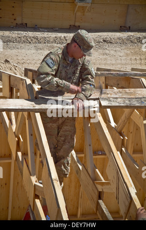 PAKTYA Provinz, Afghanistan – US Armee Sgt. Dale Fletcher, ein Soldat mit dem 149. vertikale Baukonzern, Kentucky Nationalgarde, Nägel Fachwerk in platzieren während der Errichtung eines Gebäudes, das als Wohnräume für Soldaten auf Vorw. verwendet werden Stockfoto