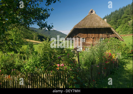 Reetgedeckte Mühle mit einem Bauerngarten, Oberprechtal in Elzach, Schwarzwald, Baden-Württemberg Stockfoto