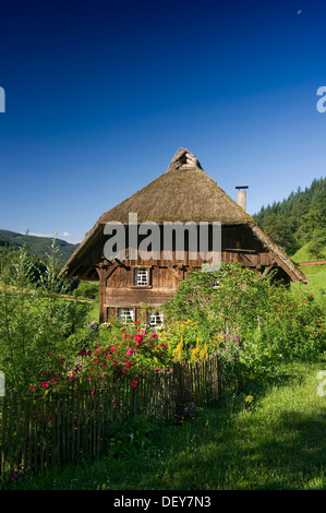 Reetgedeckte Mühle mit einem Bauerngarten, Oberprechtal in Elzach, Schwarzwald, Baden-Württemberg Stockfoto