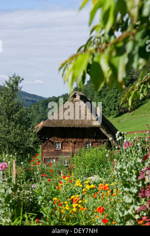 Reetgedeckte Mühle mit einem Bauerngarten, Oberprechtal in Elzach, Schwarzwald, Baden-Württemberg Stockfoto