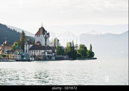 Schloss Oberhofen Burg in der Nähe von Thun, Thunersee, Berge Eiger, Moench und Jungfrau am Rücken, Kanton Bern, Schweiz, Europa Stockfoto