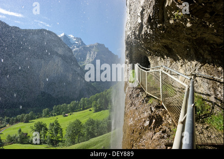 Wanderweg unterhalb der Staubbachfall, Berner Oberland, Kanton Bern, Schweiz, Europa Stockfoto