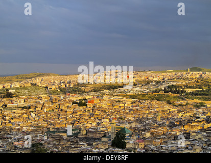 Blick auf die alte Medina von Fez während des Sonnenuntergangs in Marokko, Afrika Stockfoto