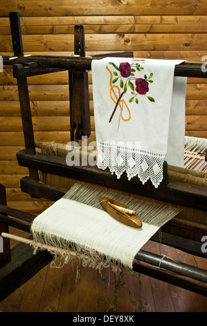 Alten Webstuhl mit einem Beispiel für regionale Textilien angezeigt im ethnographischen Museum, Museum der Gacka, Otocac, Kroatien Stockfoto