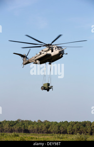 US-Marines von Marine schwere Hubschrauber Geschwader 464, heben extern einen Generator mit einem Scikorsky CH-53E Super Stallion in Camp LeJeune, North Carolina am 12. September 2013. Die HST gehörte eine jährliche Fortbildungsveranstaltung Mission bereit zu halten. Stockfoto