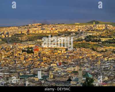 Blick auf die alte Medina von Fez während des Sonnenuntergangs in Marokko, Afrika Stockfoto