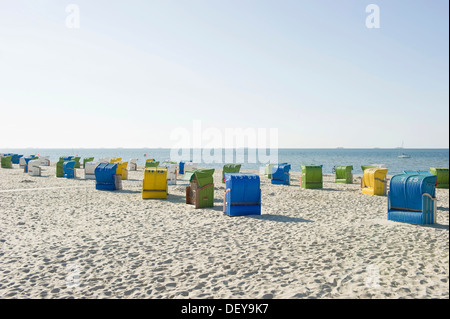 Bunten überdachten Strand Korbsessel Strandhotel, Wyk auf Föhr, Föhr, Norden Frisia, Schleswig-Holstein Stockfoto