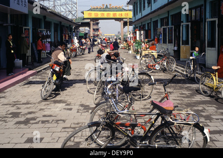 Fahrräder aufgereiht in einer kleinen Gasse n der Stadt Ping Yao offiziell Pingyao antike Stadt in der Provinz Shanxi, China Stockfoto