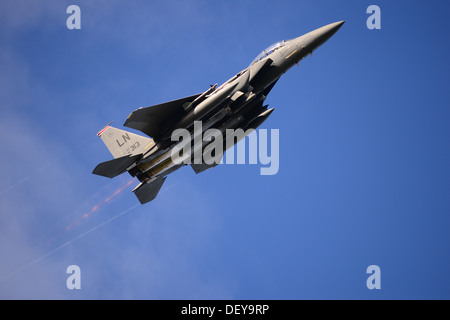 Eine F-15E Strike Eagle, zugeordnet der 494 Jagdstaffel fliegt über Bodø Main Air Station, Norwegen 23. September 2013. Etwa 30 Flugzeuge bereitgestellt von RAFs Lakenheath und Mildenhall, an mehreren Orten in Norwegen, zur Unterstützung der Arktis Chal Stockfoto