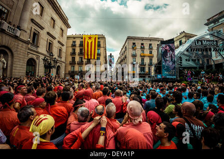 Barcelona, Spanien. 24. September, 2013: die Castellers Sans bauen ihre Eröffnung Säule vor Barcelonas Rathaus während des Stadtfestes, La Merce, 2013 © Matthi/Alamy Live-Nachrichten Stockfoto