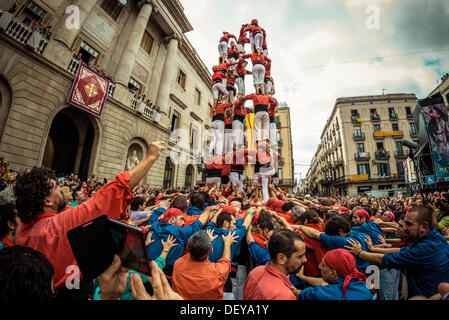 Barcelona, Spanien. 24. September, 2013: die Castellers von Barcelona einen menschlichen Turm vor Barcelonas Rathaus bauen während des Stadtfestes, La Merce, 2013 © Matthi/Alamy Live-Nachrichten Stockfoto