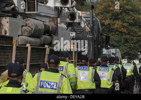 Balcombe, West Sussex, UK. 25. September 2013. Bei 10:55 ist weg von der Ort auf der Hauptstraße Cuadrilla Bohrgerät auf Tieflader LKW eskortiert. Eine massive Polizeipräsenz in der Unterzahl völlig Demonstranten. Bildnachweis: David Burr/Alamy Live News exklusiv Stockfoto