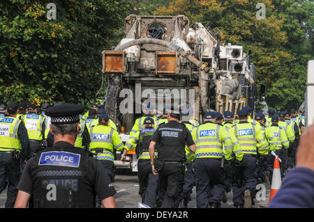 Balcombe, West Sussex, UK. 25. September 2013. Fast verschwunden. Cuadrilla Bohrer auf Tieflader ist abseits der Balcombe, West Sussex, UK-Website durch eine massive Kontingent von Polizisten, die die Straße für einige zwanzig Minuten, um zu verhindern, dass alle Fahrzeuge nach den LKW blockiert begleitet. Bildnachweis: David Burr/Alamy Live News exklusiv Stockfoto