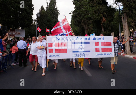 Evangelische Christen aus Dänemark haben ein Banner mit der Aufschrift „Israel You're not alone“ mit dem Logo der Internationalen Christlichen Botschaft Jerusalem (ICEJ) während des jährlichen Jerusalemmarsches während des Sukkot-Festes der Tabernakel, um ihre Liebe für das jüdische Volk und den Staat Israel zu zeigen. Die Parade wird von der Internationalen Christlichen Botschaft Jerusalem (ICEJ) veranstaltet und zieht Tausende von Christen aus der ganzen Welt zur Unterstützung Israels an. Stockfoto